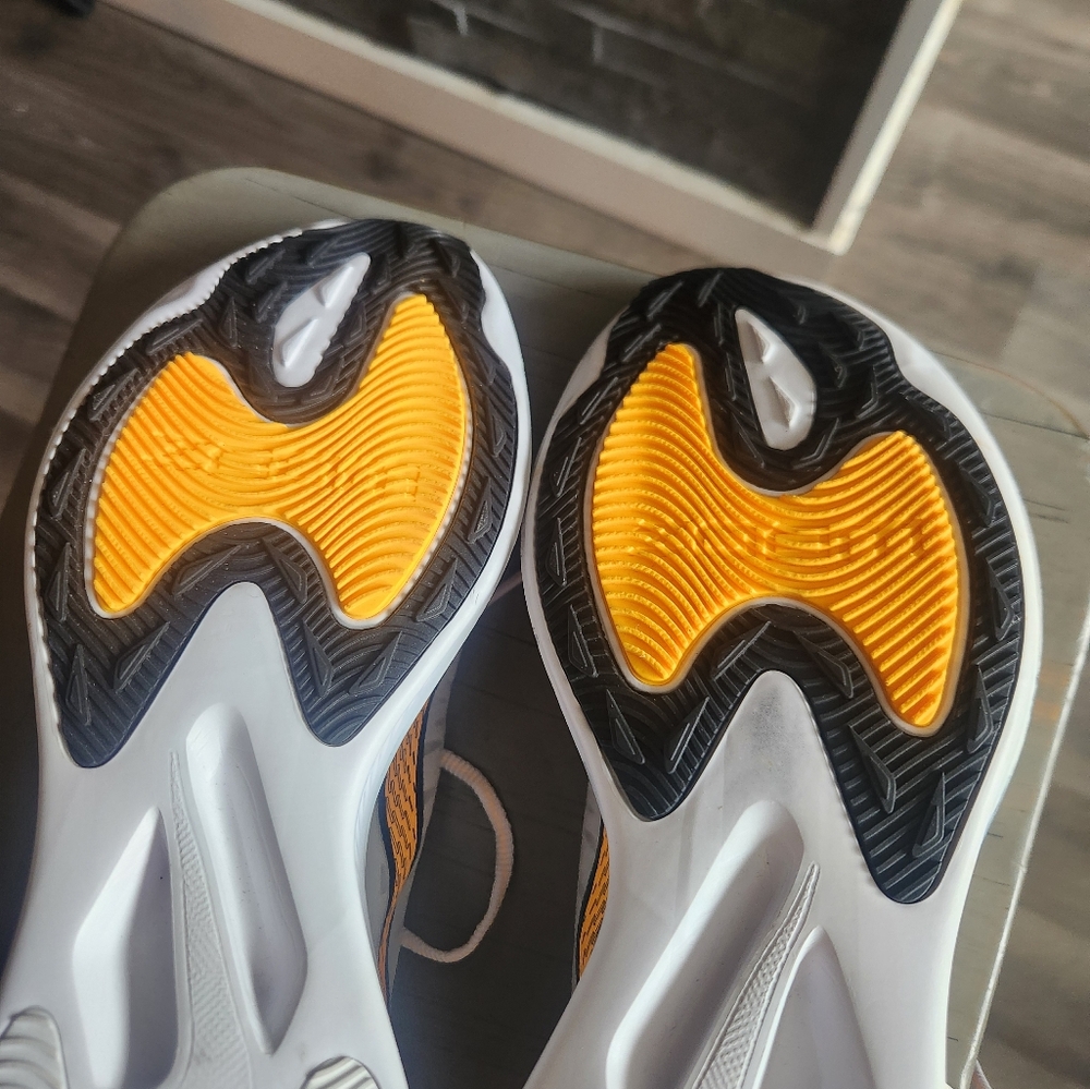 NWOT Nike Zoom Gravity Men's Running Shoes - White and Black - Picture 16 of 16